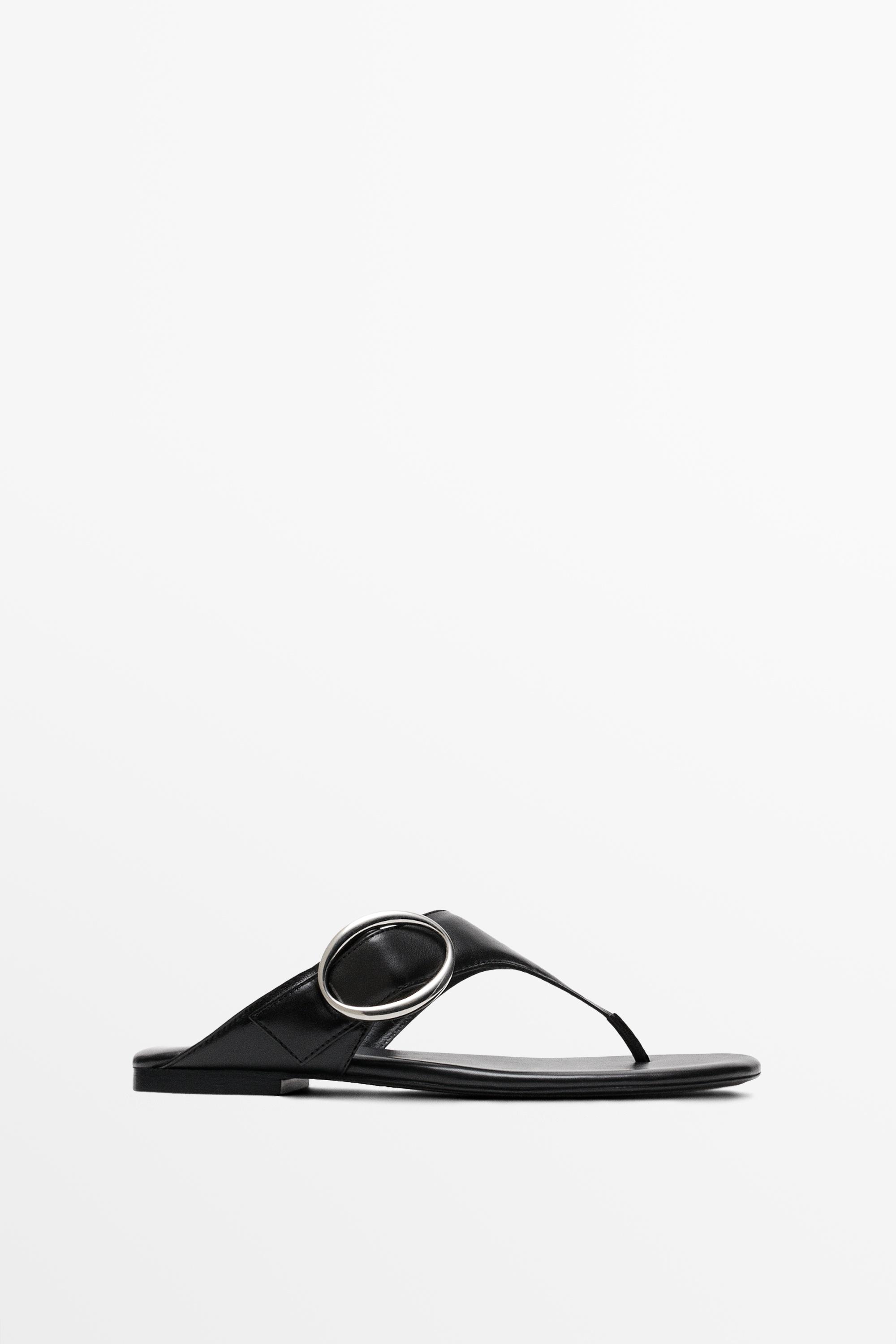 Leather sandals with metal ring